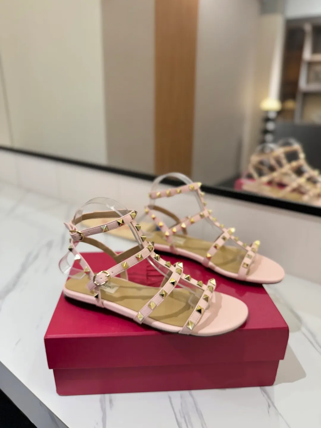 👟👟Ex-factory price 520👟👟 Valentino/Valentino rivet VT classic ankle-wrap rivet sandals, timeless 🆕 deeply rooted in people's hearts❤️A must-have item that never goes out of style🫰top replica! The side curves are perfect, the original molded custom-made rust-free rivets, and the textured hardware bring out a full sense of high-end, giving you a genuine foot feel! The first choice for high-end customers❤️ [Material] Upper: Original imported customized cowhide Inner lining: Original imported goatskin Outsole: Imported pearlescent leather outsole Code number: 35-39 [34, 40, 41, 42 are custom-made and cannot be returned or exchanged]
